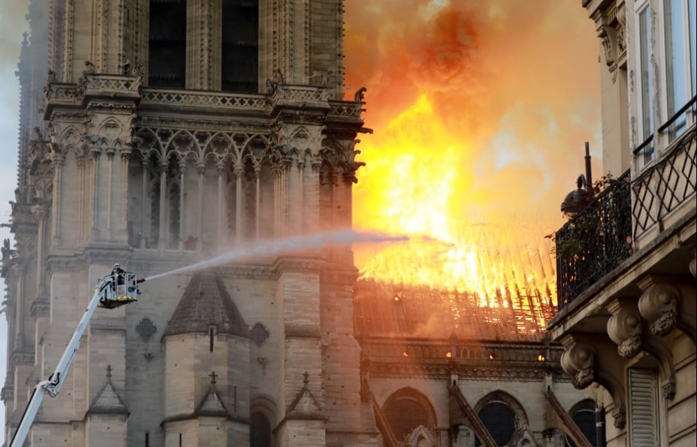 Thế giới tiếc nuối khi "một phần của nước Pháp" chìm trong biển lửa
