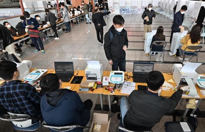 Giữa đại dịch Covid-19, Hàn Quốc bắt đầu tổng tuyển cử, tỷ lệ cử tri đi bầu cao