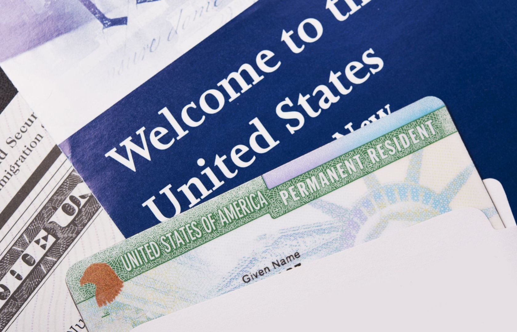 Tổng thống Mỹ ký sắc lệnh hạn chế nhập cư, tạm dừng cấp mới thẻ xanh
