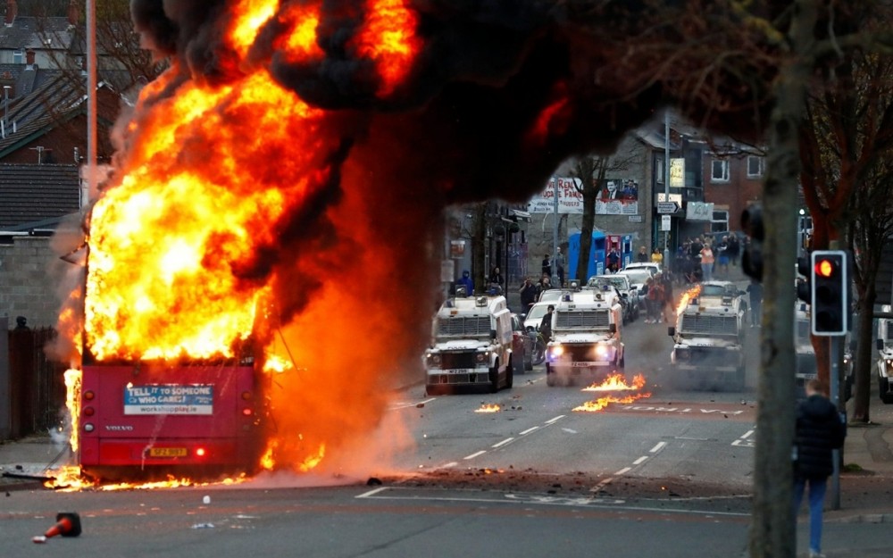 Bạo động Bắc Ireland: Tấn công bom xăng, Thủ tướng Anh lo ngại. (Nguồn: Telegraph)
