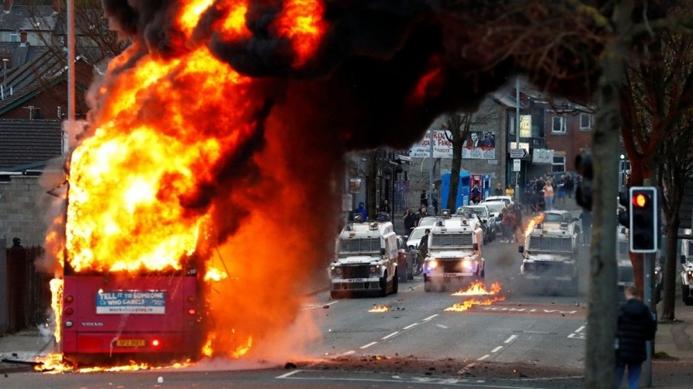 Bạo động Bắc Ireland: Tấn công bom xăng, Thủ tướng Anh lo ngại
