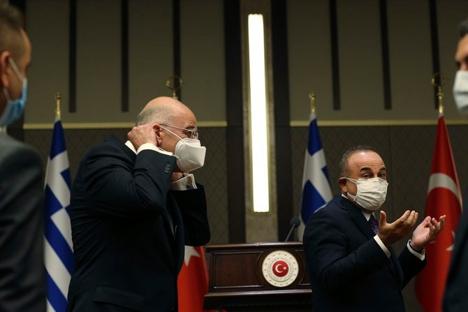 'Drama' sốc: Ngoại trưởng Hy Lạp và Thổ Nhĩ Kỳ 'cãi tay đôi' ngay giữa họp báo chung