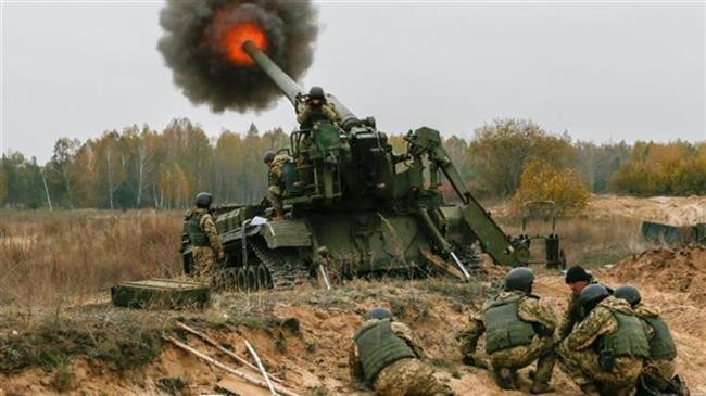 Miền Đông Ukraine: Nga ồ ạt kéo quân đến biên giới, Ukraine không 'kém miếng', cho quân pháo kích tiền tuyến