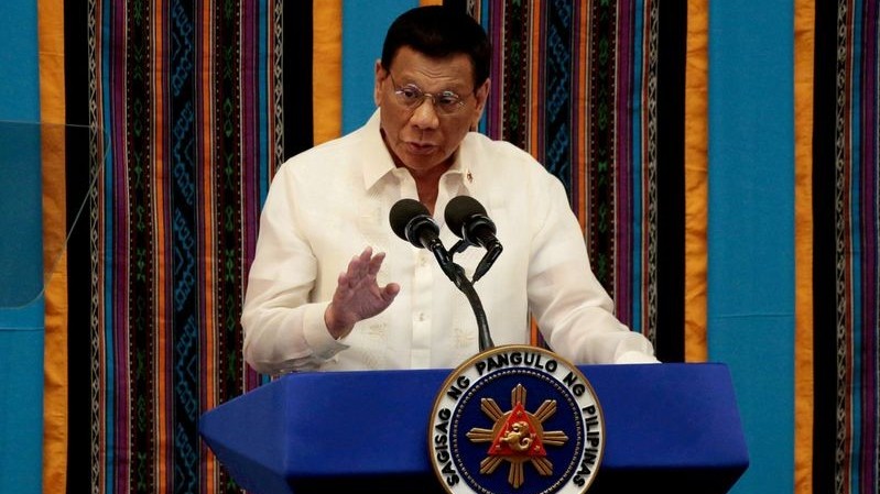 Tổng thống Philippines lần đầu lên tiếng sau vụ hàng trăm tàu Trung Quốc ở Biển Đông, dọa điều tàu chiến