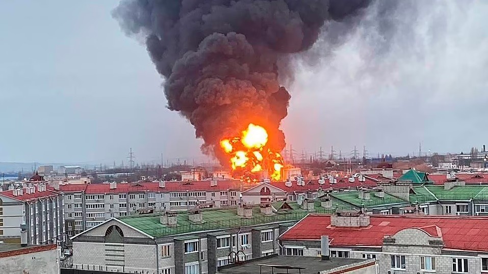 Hỏa hoạn nhấn chìm các kho chứa dầu Nga, 2 người bị thương, Ukraine bị đổ mối nghi