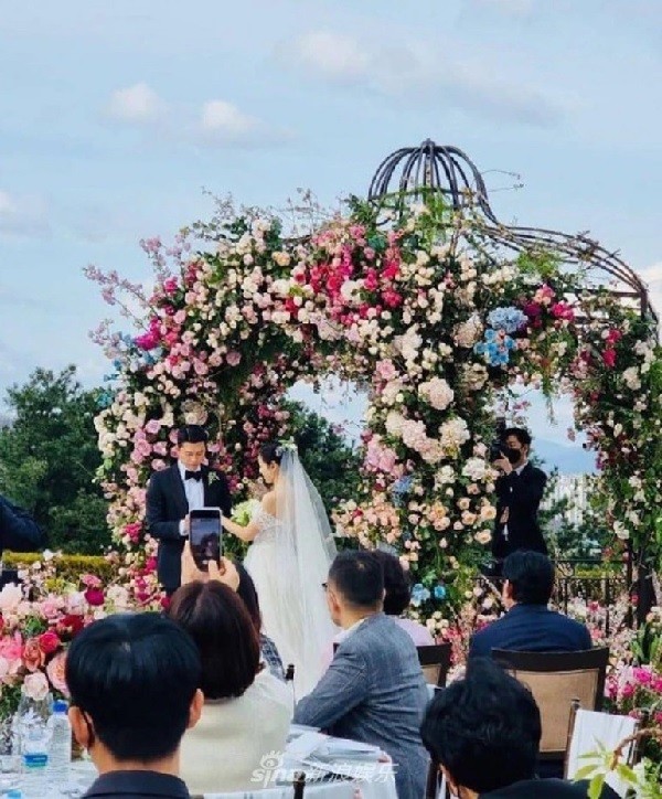 Cặp 'vợ chồng son' đình đám Hyun Bin và Son Ye-jin lần đầu lộ diện sau lễ cưới thế kỷ