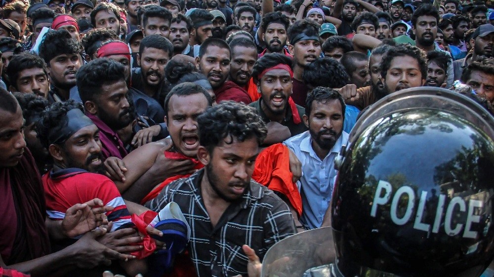 Sri Lanka: Hàng nghìn sinh viên kéo đến trước tư dinh của Thủ tướng, chuyện gì đang diễn ra?