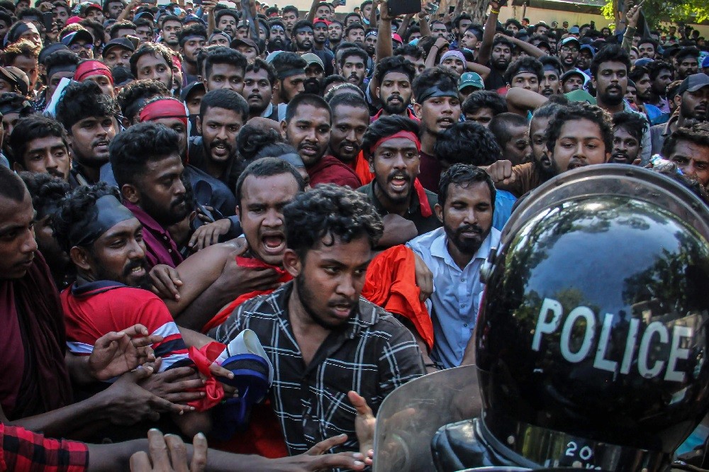 Sri Lanka: Hàng ngàn người kéo đến trước tư dinh của Thủ tướng, chuyện gì đang diễn ra? (Nguồn: AFP)