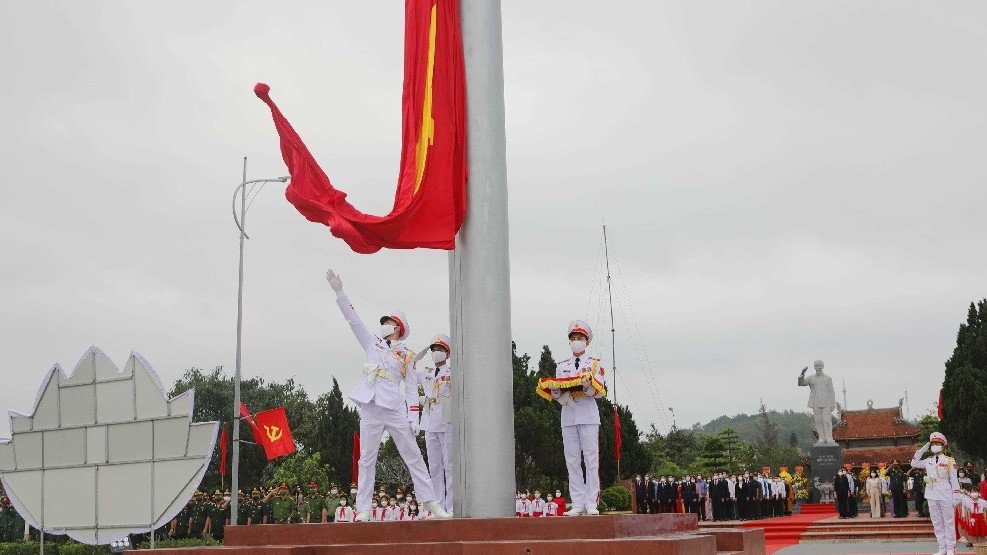 Thiêng liêng khoảnh khắc cờ Tổ quốc tung bay nơi đảo tiền tiêu Cô Tô