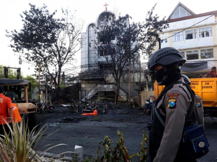 Indonesia: Một gia đình đánh bom liều chết tại trụ sở cảnh sát