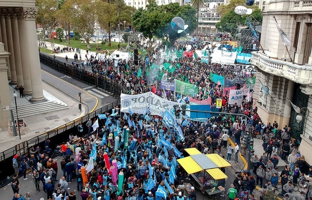 Hàng chục nghìn người xuống đường biểu tình tại Argentina 