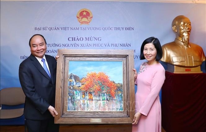 Thủ tướng Nguyễn Xuân Phúc gặp gỡ cán bộ, nhân viên Đại sứ quán và cộng đồng người Việt Nam tại Thụy Điển