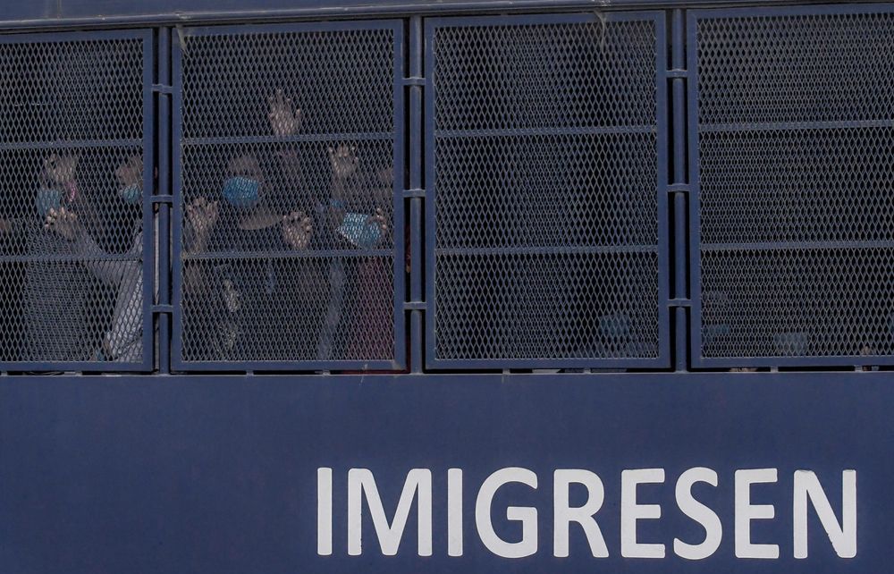 Dịch Covid-19: Malaysia trục xuất người nhập cư trái phép âm tính với virus, Thái Lan kéo dài tình trạng khẩn cấp