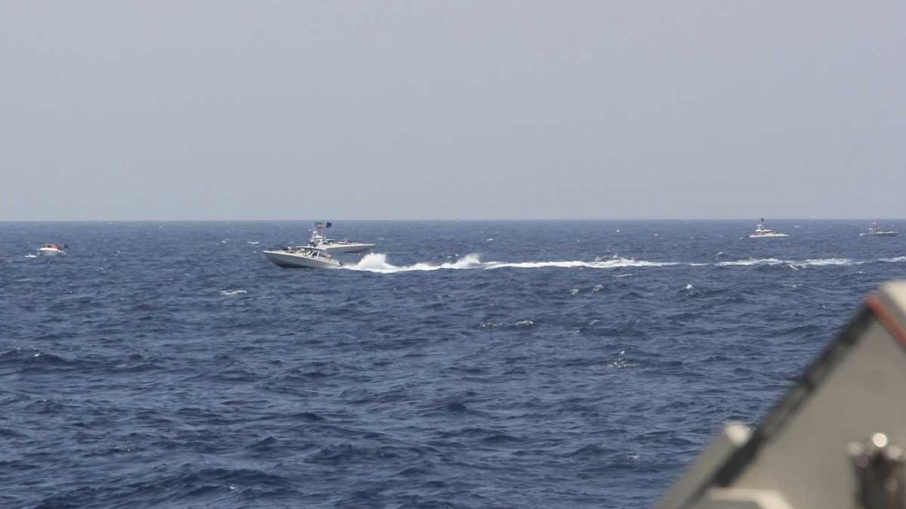 Tàu chiến Mỹ nã 30 phát đạn cảnh cáo Iran ở eo biển Hormuz