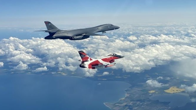 NATO thường xuyên trình diễn máy bay ném bom lền kề Nga và Belarus với mục đích gì?