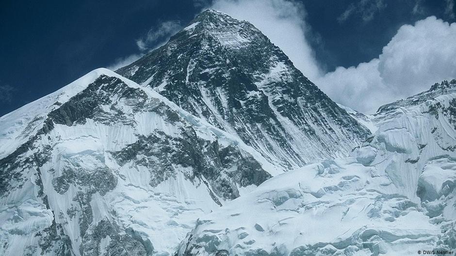 Lo sợ Covid-19 tràn lên 'nóc nhà thế giới', Trung Quốc chính thức cấm leo lên đỉnh Everest