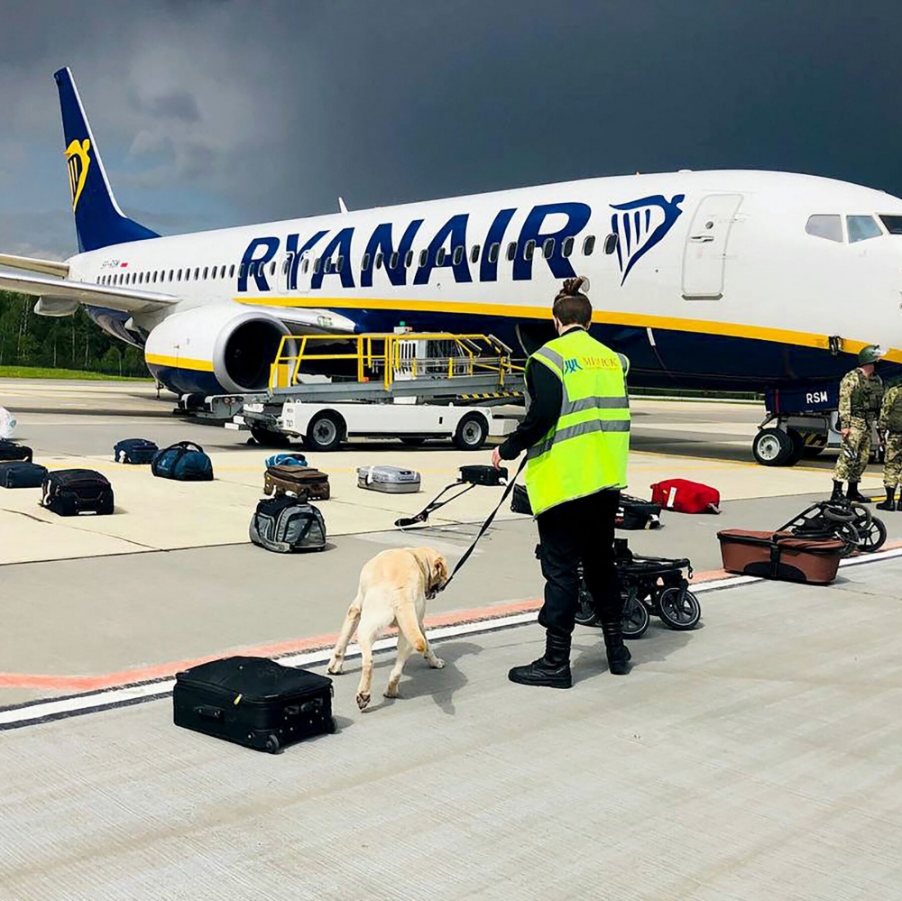 Máy bay Ryanair bị giữ ở Minsk: Các nước châu Âu triệu Đại sứ Belarus; EU 'rần rần' tỏ thái độ, sẽ bàn cách trả đũa. (Nguồn: AFP)