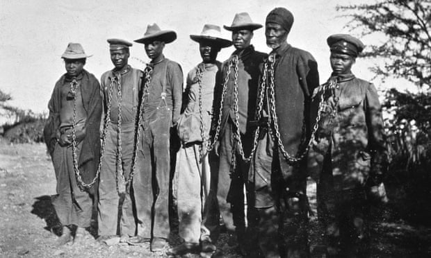 Bảy người đàn ông Herero bị xiềng xích ở khu vực sau đó là Tây Nam Phi thuộc Đức nhưng bây giờ là Namibia. Đức đã đồng ý trả giá cho những hành vi tàn bạo xảy ra từ năm 1904 đến năm 1908. Ảnh: Chronicle / Alamy Kho ảnh