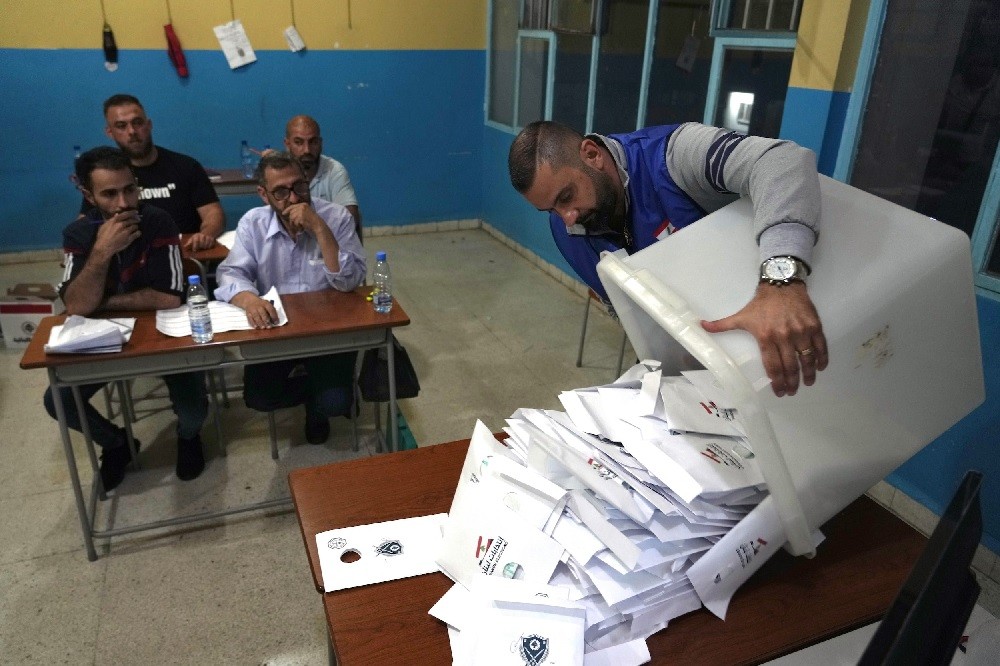 Các quan chức bầu cử kiểm phiếu ngay sau khi các điểm bỏ phiếu đóng cửa, ở phía bắc thành phố Tripoli, Lebanon, Chủ nhật, ngày 15 tháng 5 năm 2022.. AP