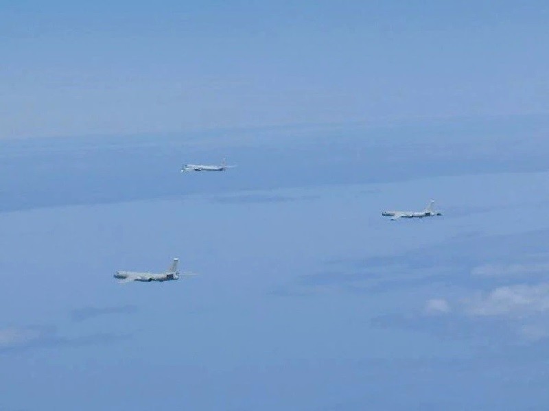 Một máy bay ném bom TU-95 của Nga và máy bay ném bom H-6 của Trung Quốc bay qua Biển Hoa Đông trong bức ảnh do Lực lượng Phòng vệ Trên không Nhật Bản chụp và được Văn phòng Tham mưu Liên hợp của Bộ Quốc phòng Nhật Bản công bố ngày 24 tháng 5 năm 2022. Reuters)
