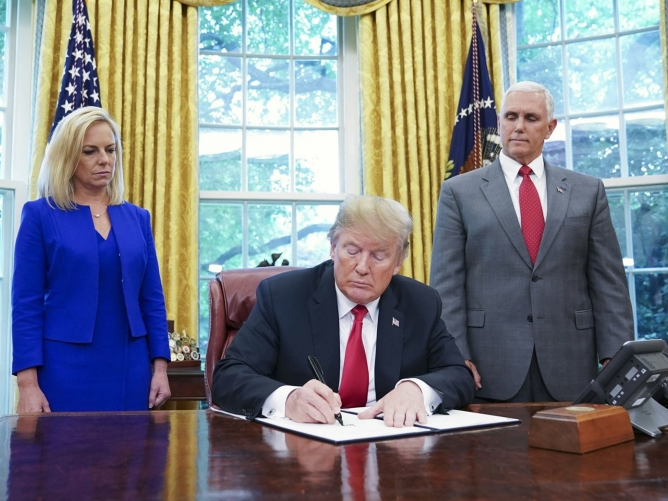 Tổng thống Trump ký sắc lệnh tránh chia cắt các gia đình nhập cư