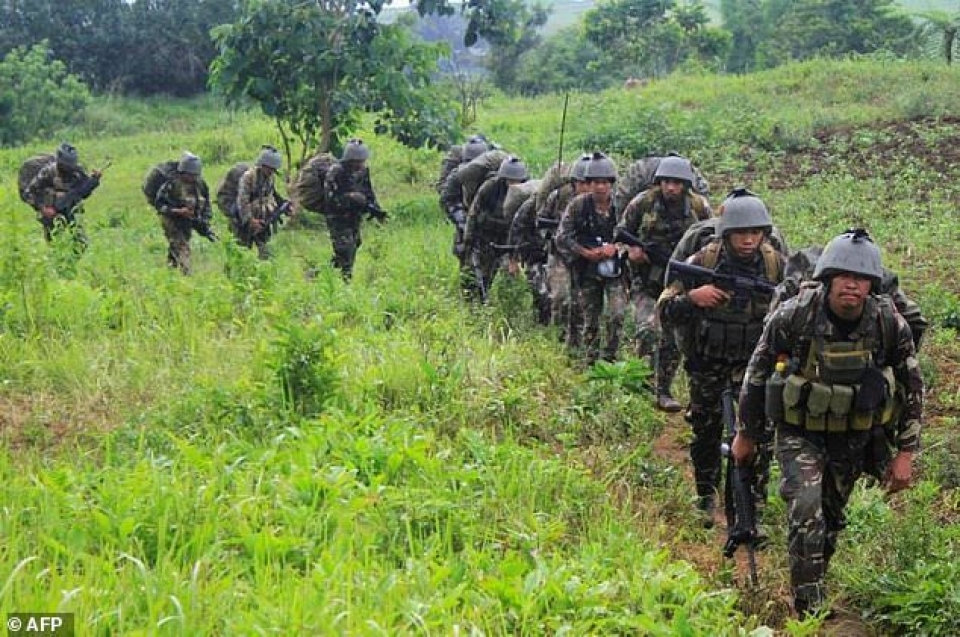 philippines quan doi dung do canh sat 6 nguoi thiet mang