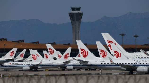 Covid-19 ở Trung Quốc: Bắc Kinh thêm 31 ca mắc, 1.200 chuyến bay bị hủy