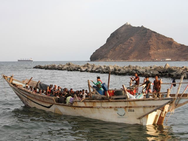 Tai nạn lật tàu thảm khốc ngoài khơi Yemen, 25 người tử vong, hàng trăm người còn lại mất tích. (Nguồn: AFP)