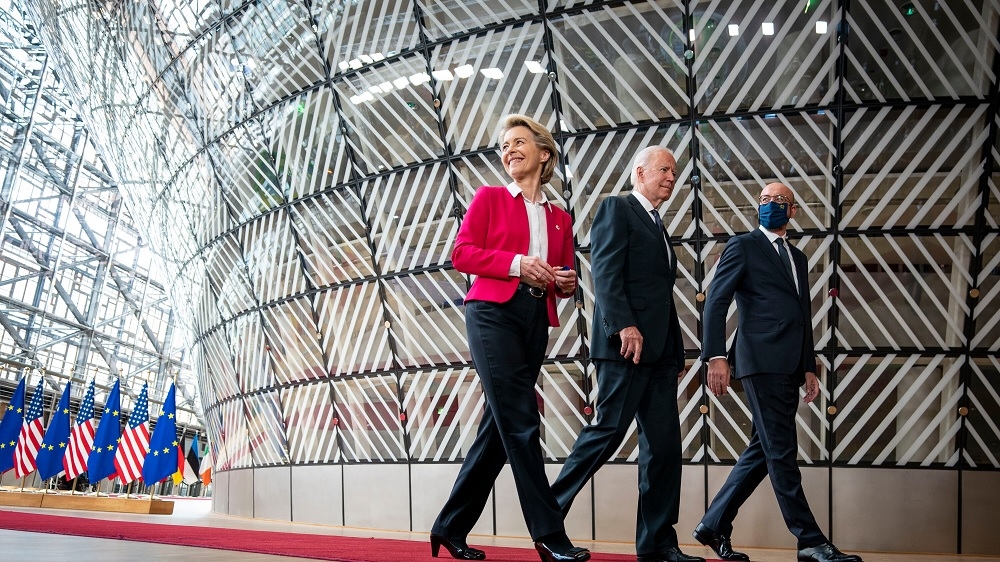 Chủ tịch Ủy ban EU Ursula von der Leyen, Tổng thống Mỹ Joe Biden và Chủ tịch Hội đồng châu Âu Charles Michel tới dự hội nghị thượng đỉnh EU-Hoa Kỳ tại trụ sở Liên minh châu Âu ở Brussels vào thứ Ba. (Nguồn: The New York Times)
