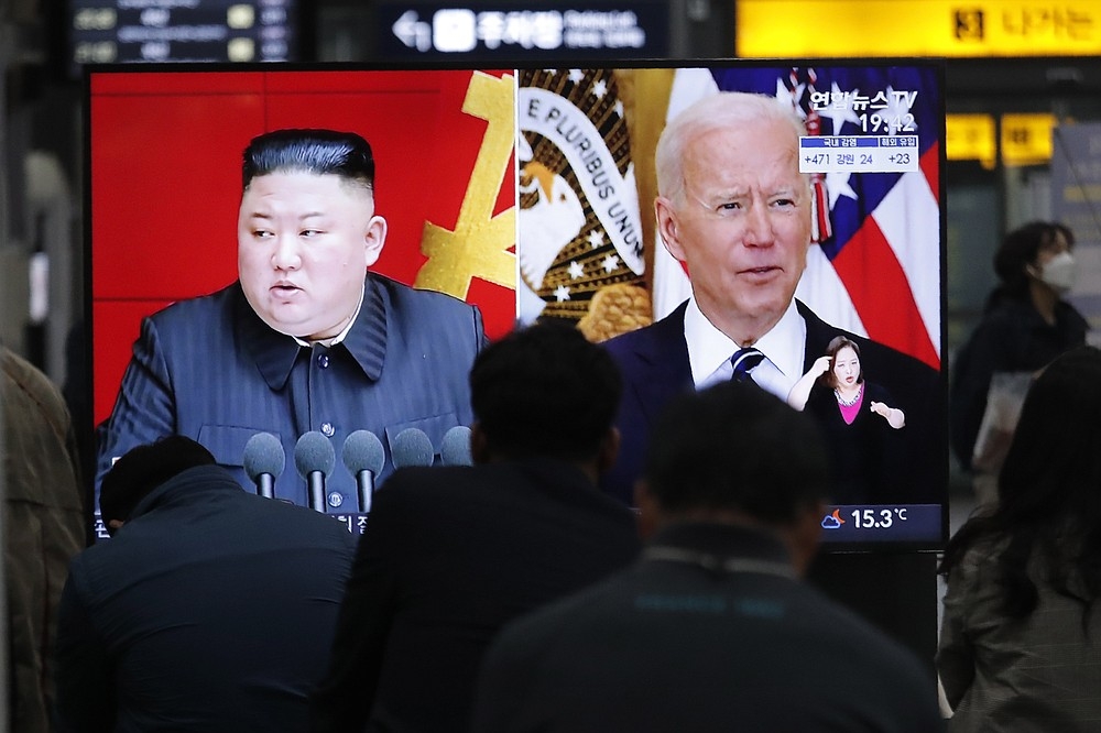 Vào ngày 26 tháng 3 năm 2021, ảnh tập tin, hành khách xem TV chiếu tập tin hình ảnh của nhà lãnh đạo Triều Tiên Kim Jong Un và Tổng thống Hoa Kỳ Joe Biden trong một chương trình thời sự tại Nhà ga Suseo ở Seoul, Hàn Quốc. (Nguồn: AP)