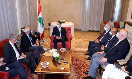 Thủ tướng Lebanon Saad Hariri (giữa) tiếp Đại diện cấp cao của EU Josep Borell, tại thủ đô Beirut ngày 19/6. (Nguồn: AFP)