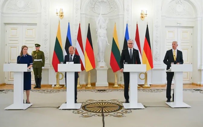 Thủ tướng Đức đề cập việc trở thành lực lượng vũ trang mạnh nhất châu Âu, cam kết hỗ trợ sườn đông NATO. (Nguồn:: ERR News)