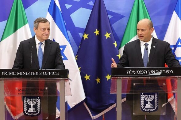 Thủ tướng Italy Mario Draghi (trái) và người đồng cấp Israel Naftali Bennett. (Nguồn: Al Monitor)