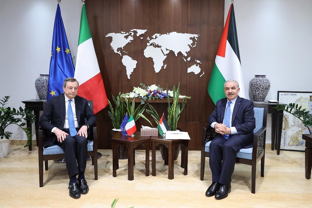 Thủ tướng Italy Mario Draghi (trái) và người đồng cấp Palestine Mohammed Shtayyeh. (Nguồn: WaFa)