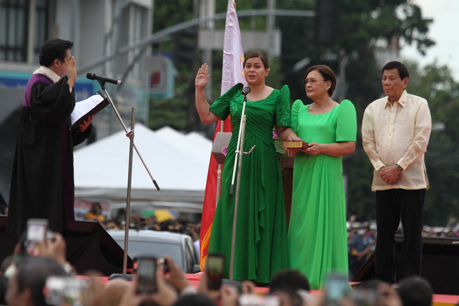 Con gái Tổng thống Duterte tuyên thệ nhậm chức Phó Tổng thống Philippines. (Nguồn: AP)
