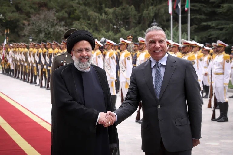 Al-Kadhimi (phải) đã gặp Tổng thống Iran Ebrahim Raisi (trái) sau khi công du tới Ả Rập Xê Út và được đích thân Thái tử Ả Rập Xê Út Mohammed bin Salman (Anadolu