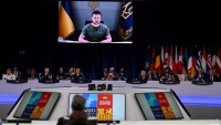 Tổng thống Ukraine tiếp tục mang thông điệp 'vũ khí và tiền' đến Thượng đỉnh NATO, Anh tặng 'quà'