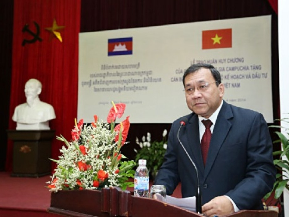 Trao kỷ niệm chương tặng Đại sứ Vương quốc Campuchia Hul Phany