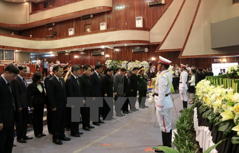 Đoàn cấp cao Việt Nam viếng nguyên Chủ tịch Quốc hội Lào Viyaket