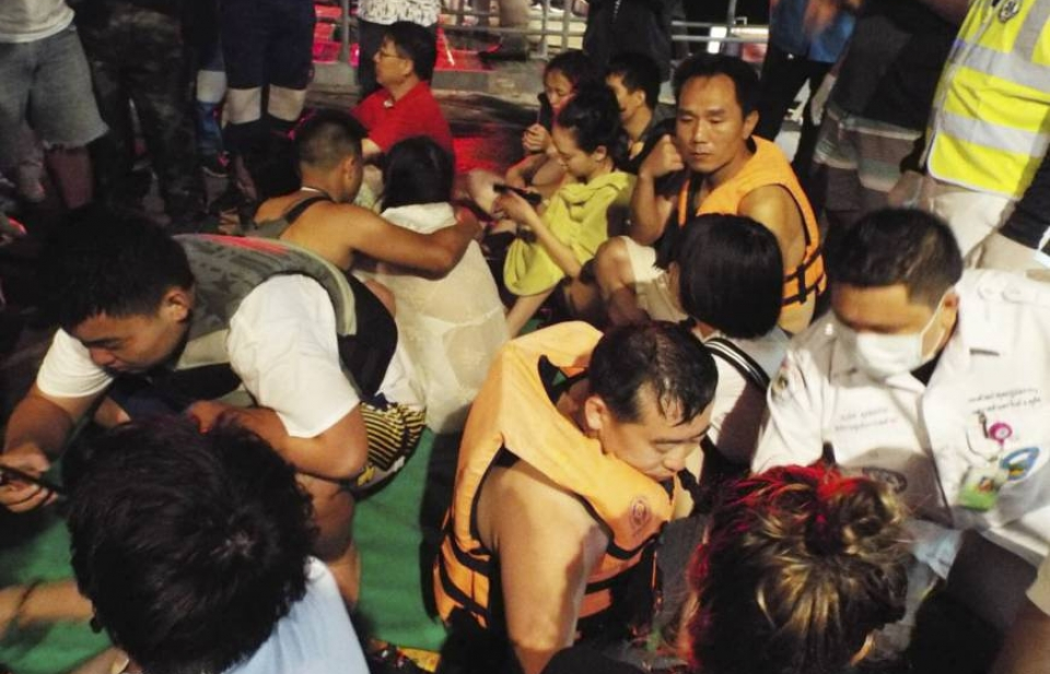Lật tàu ở Phuket: Tìm thấy 13 thi thể, còn 43 người mất tích