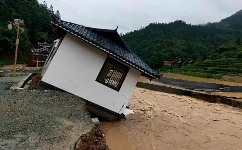 Hình ảnh trận lũ lụt kinh hoàng tại Trung Quốc, Phượng Hoàng cổ trấn oằn mình chống chọi