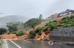 Sau Trung Quốc và Nhật Bản, mưa dông càn quét Hàn Quốc, gây thiệt hại nặng cho các tỉnh phía Nam
