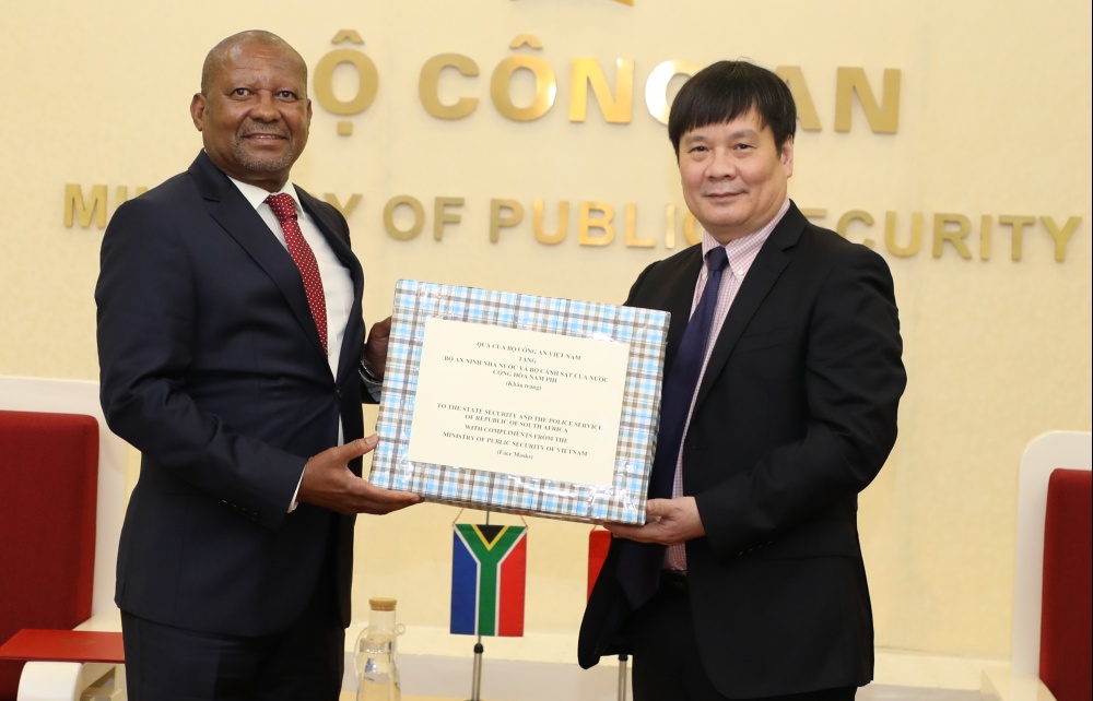 Dịch Covid-19: Bộ Công an trao tặng khẩu trang cho 2 cơ quan thực thi pháp luật Nam Phi