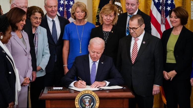 Tổng thống Mỹ ký dự luật tăng nguồn thu cho Quỹ Nạn nhân của tội phạm