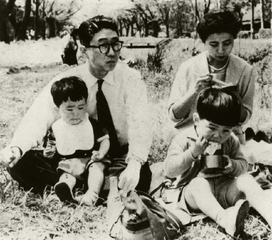Shintaro Abe ôm con trai nhỏ Shinzo vào lòng, với vợ Yoko Abe, con gái ngoại trưởng Nobusuke Kishi và con trai lớn Hironobu vào khoảng năm 1956 Ảnh: Asahi Shimbun / Getty Images