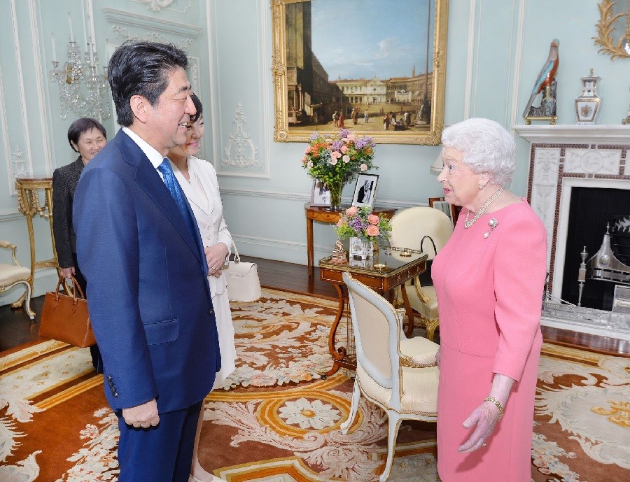 Abe và vợ của ông, Akie, đến thăm Nữ hoàng Elizabeth II của Anh tại Cung điện Buckingham vào năm 2016.John Stillwell / PA Wire / Redux