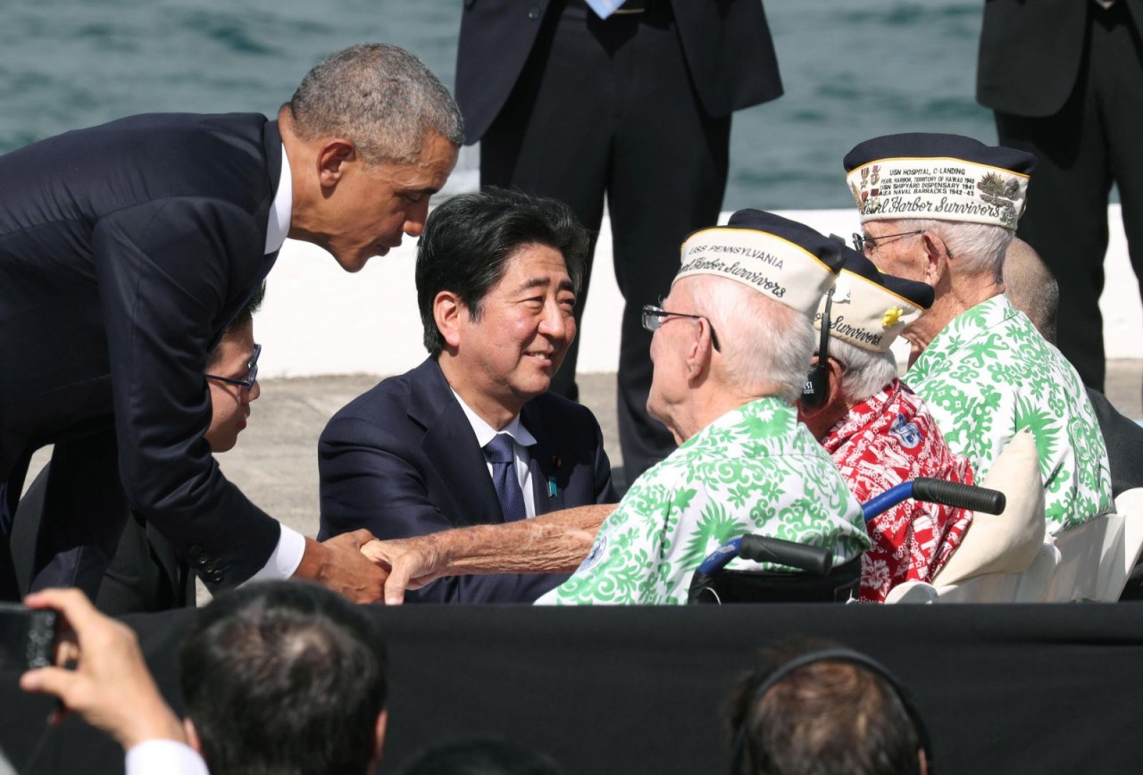 Sau khi có bài phát biểu tại Trân Châu Cảng ở Hawaii vào năm 2016, Abe và Tổng thống Hoa Kỳ Barack Obama nói chuyện với các cựu chiến binh sống sót sau cuộc tấn công của Nhật Bản ở đó năm 1941. Trong bài phát biểu, Abe đã gửi lời chia buồn chân thành và v