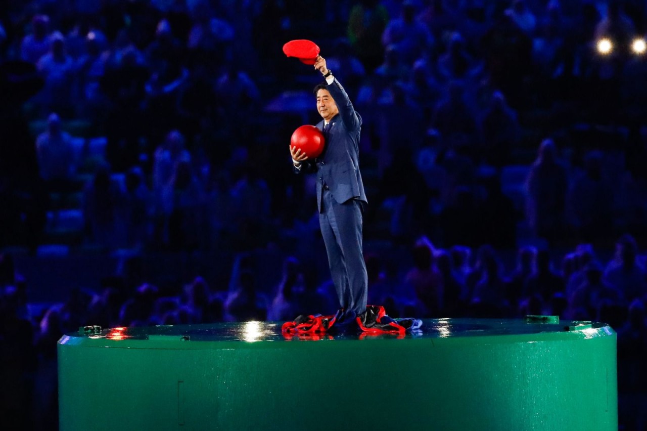 Thủ tướng Abe tham gia lễ bế mạc Thế vận hội Olympic 2016 tại Rio de Janeiro. Tokyo sẽ tổ chức Thế vận hội mùa hè tiếp theo.Marcelo Correia / Máy ảnh Press / Redux