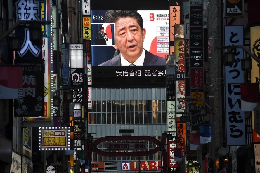 Một màn hình lớn ở Tokyo mô tả một cuộc họp báo trong đó Abe tuyên bố từ chức thủ tướng do vấn đề sức khỏe vào tháng 8 năm 2020 Ảnh: Philip Fong / AFP / Getty Images