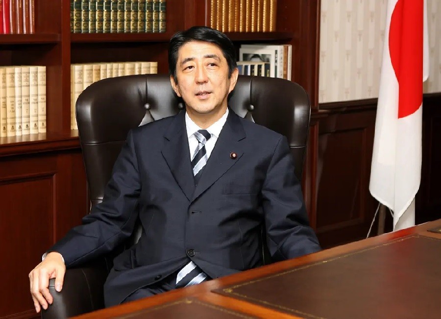 Abe ổn định vào ghế tổng thống tại trụ sở LDP vào ngày 20 tháng 9 năm 2006 sau khi được bầu làm chủ tịch đảng Ảnh: Kazuhiro Nogi / AFP / Getty Images